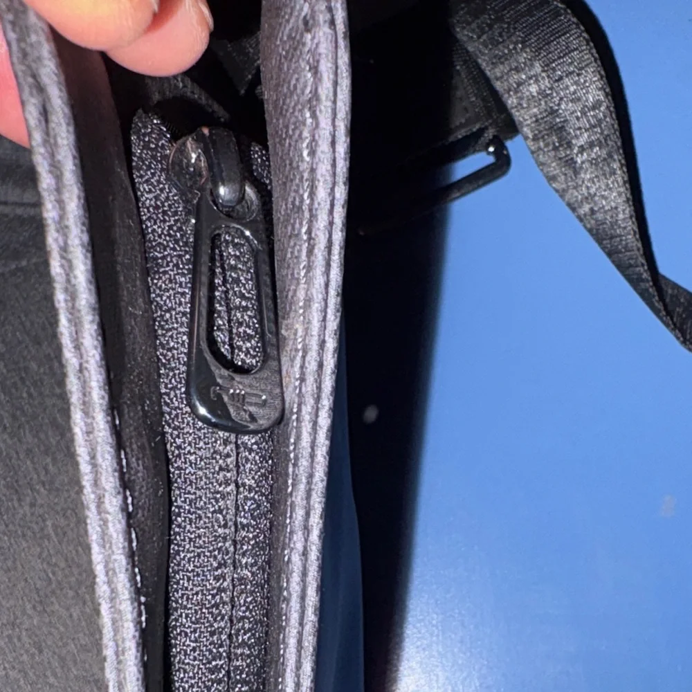 Urban Nature Gray Men's Crossbody Bag with magnetic closure.